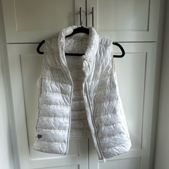 Women's White Quilted Vest - Picture 1 of 5